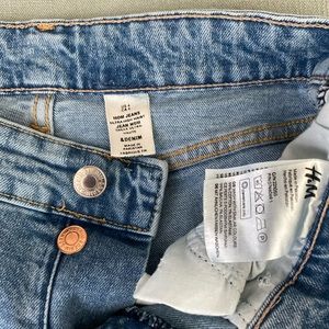 H&M perfect fit mom jeans light wash with whole in knee